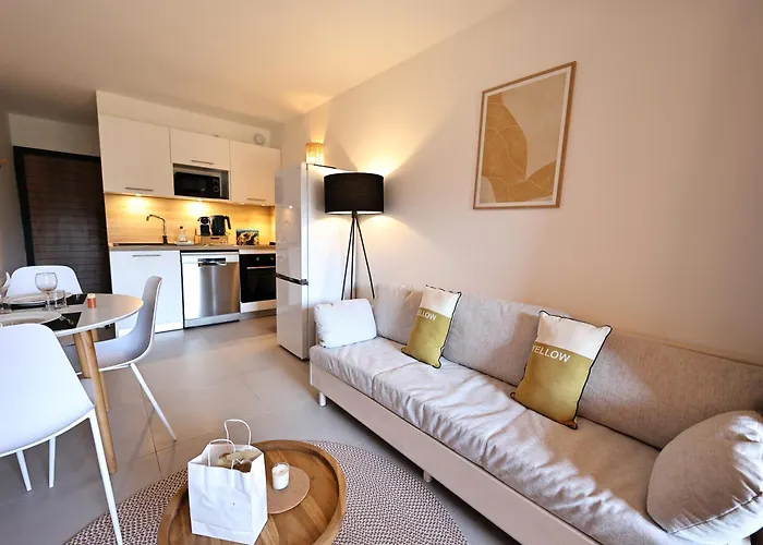 Magnifique T2 Accès Et Piscine Chauffée *