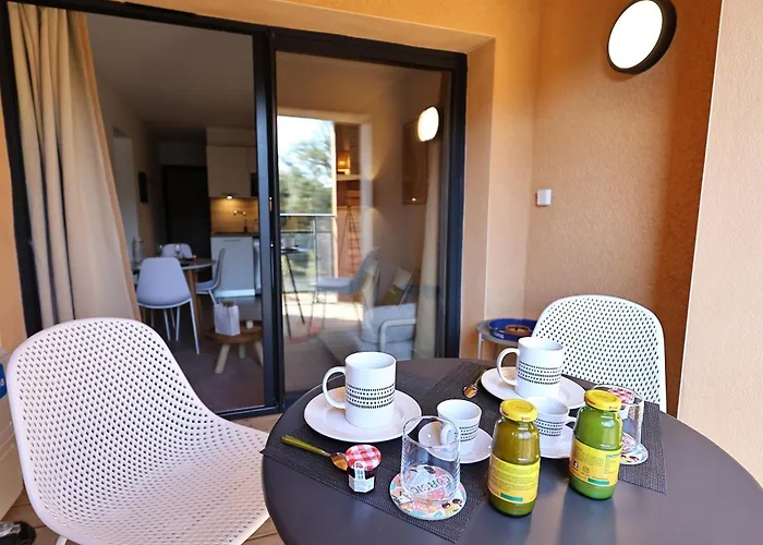 Magnifique T2 Accès Et Piscine Chauffée *